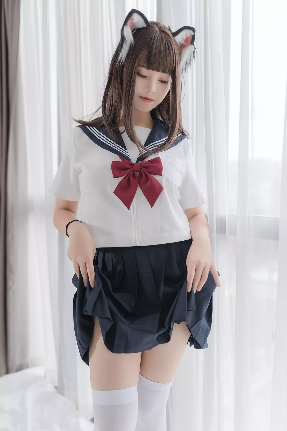 知名动漫博主蜜汁猫裘私房床上猫耳JK制服配白丝袜迷人诱惑写真40P