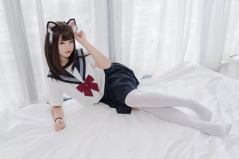 知名动漫博主蜜汁猫裘私房床上猫耳JK制服配白丝袜迷人诱惑写真40P