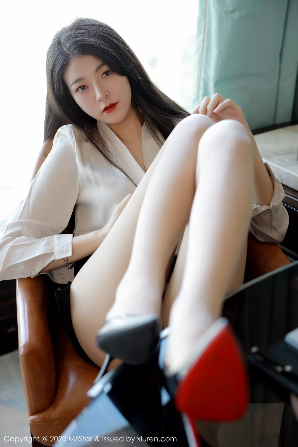 [MFStar模范学院]Vol.418_嫩模Laura苏雨彤职场秘书OL主题黑短裙配肉丝裤袜诱惑写真41P