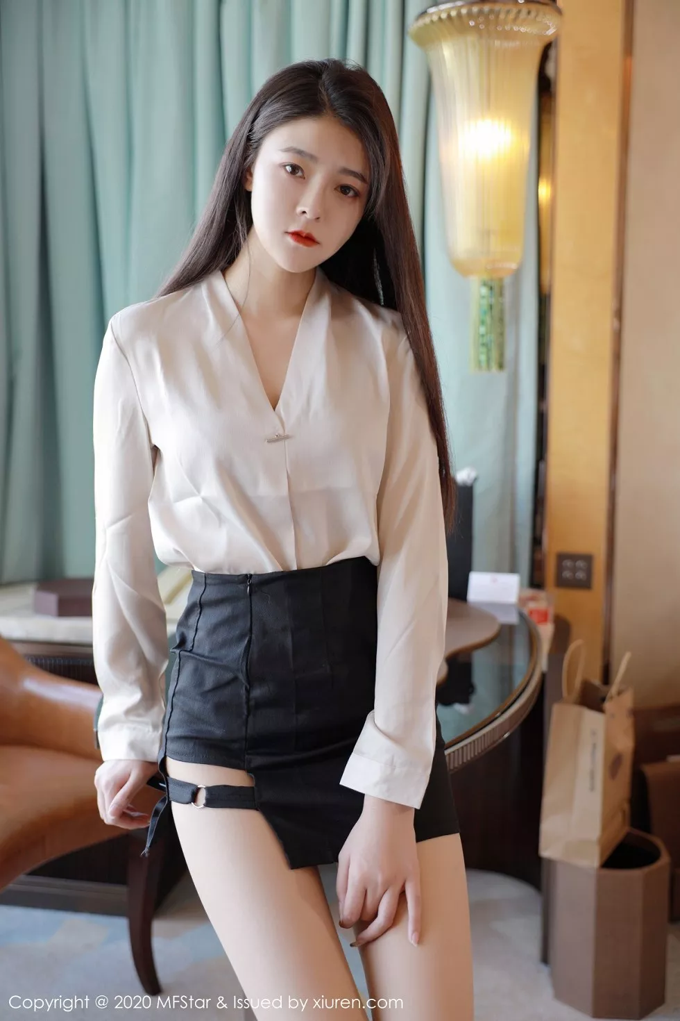 [MFStar模范学院]Vol.418_嫩模Laura苏雨彤职场秘书OL主题黑短裙配肉丝裤袜诱惑写真41P