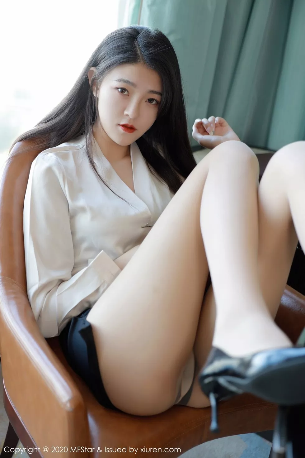 [MFStar模范学院]Vol.418_嫩模Laura苏雨彤职场秘书OL主题黑短裙配肉丝裤袜诱惑写真41P