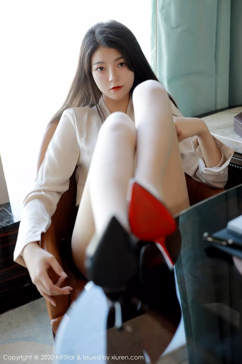 [MFStar模范学院]Vol.418_嫩模Laura苏雨彤职场秘书OL主题黑短裙配肉丝裤袜诱惑写真41P