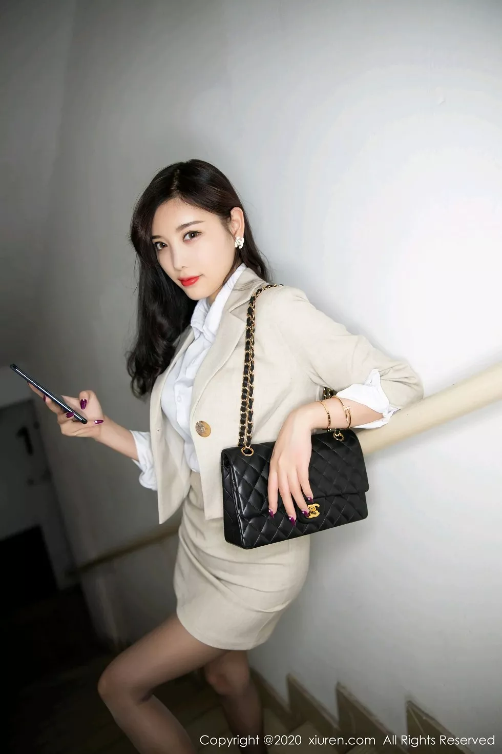XiuRen第2864期_女神杨晨晨sugar职场制服主题楼梯间半脱露性感内衣撩人诱惑写真85P