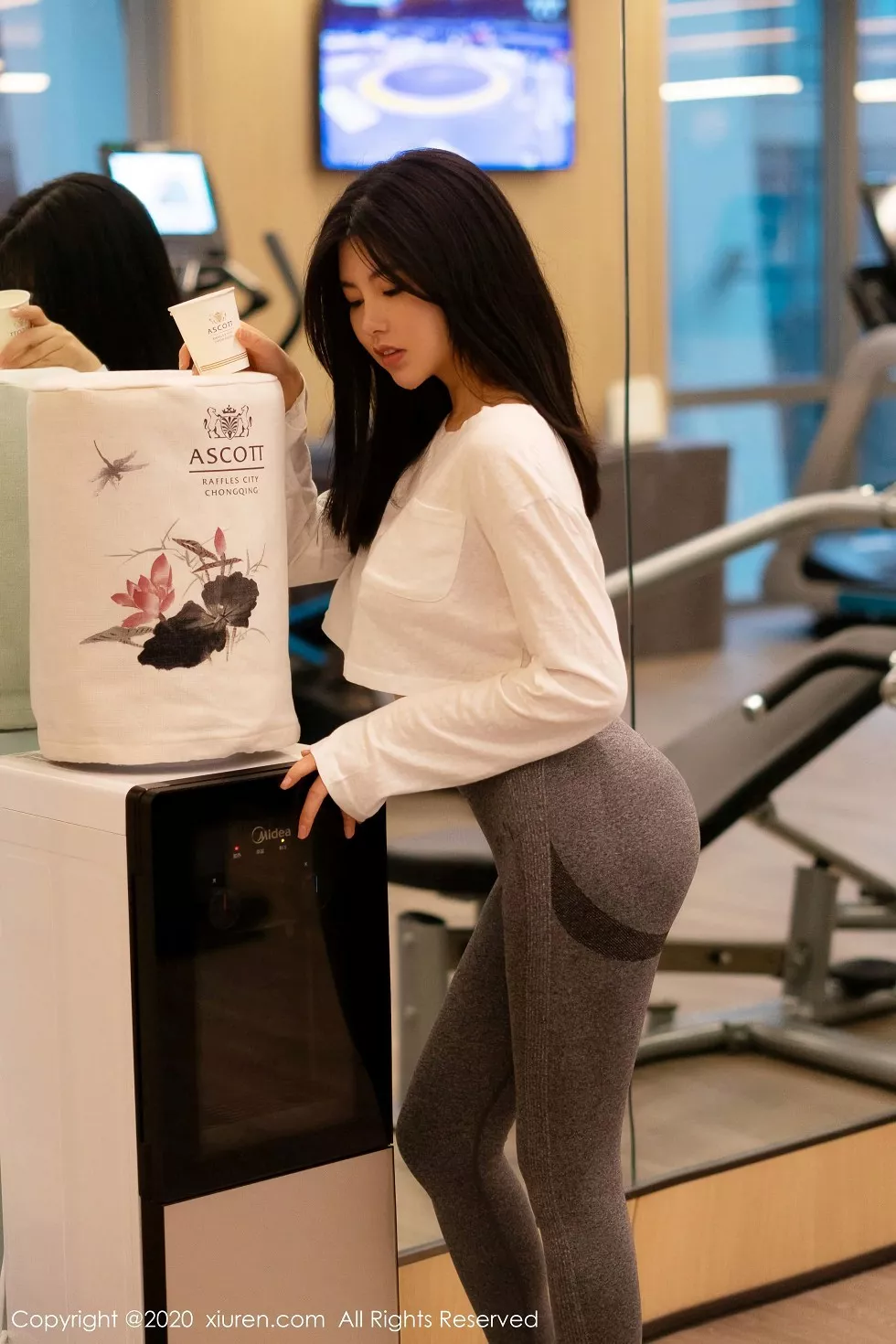 XiuRen第2863期_女神娜露Selena健身房性感紧身衣秀凹凸身材丰乳肥臀诱惑写真50P