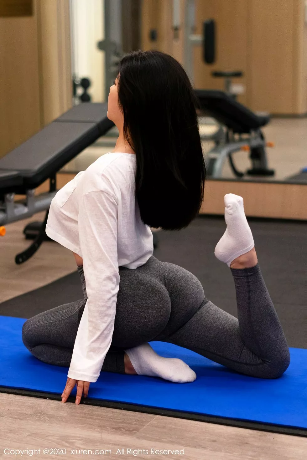 XiuRen第2863期_女神娜露Selena健身房性感紧身衣秀凹凸身材丰乳肥臀诱惑写真50P