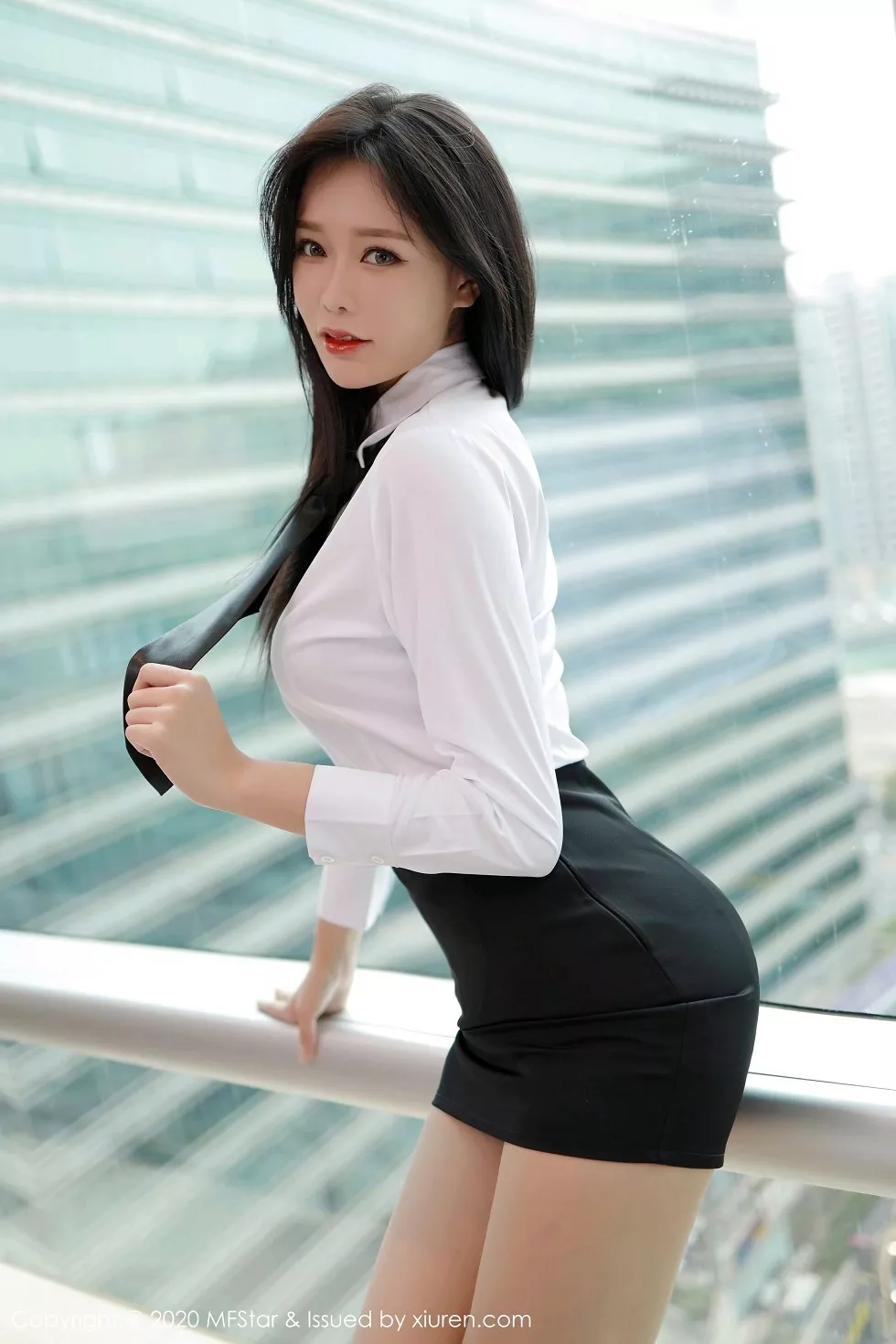 [MFStar模范学院]Vol.423_嫩模娜比经典白衬衫配黑短裙半脱露肉丝裤袜撩人诱惑写真60P