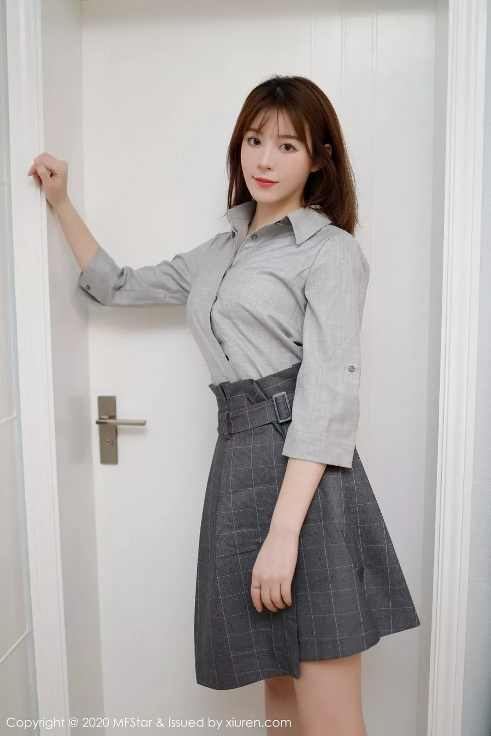 [MFStar模范学院]Vol.424_嫩模Yoo优优四川旅拍灰色职场制服半脱露性感内衣诱惑写真60P