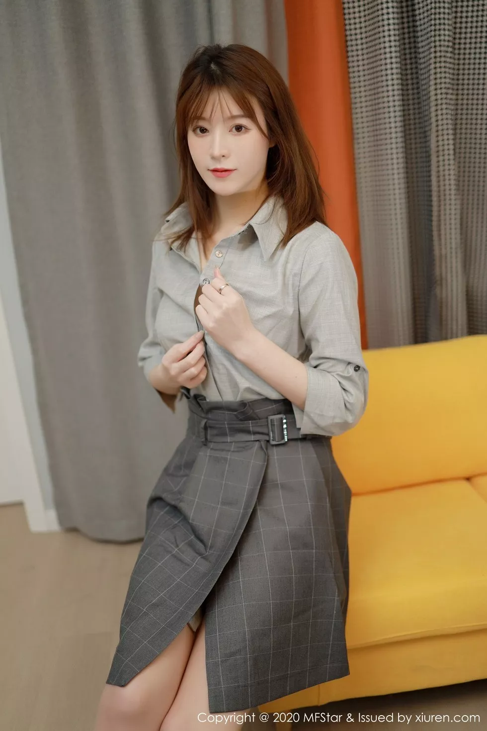 [MFStar模范学院]Vol.424_嫩模Yoo优优四川旅拍灰色职场制服半脱露性感内衣诱惑写真60P