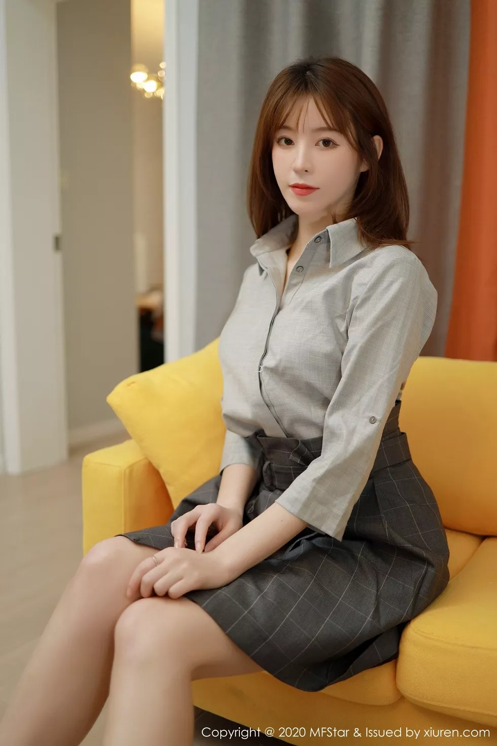 [MFStar模范学院]Vol.424_嫩模Yoo优优四川旅拍灰色职场制服半脱露性感内衣诱惑写真60P