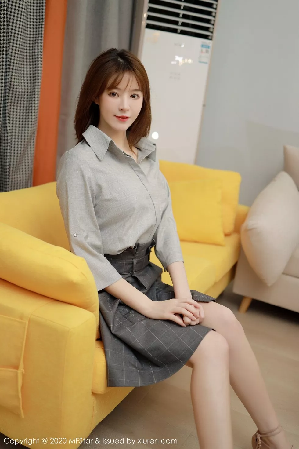[MFStar模范学院]Vol.424_嫩模Yoo优优四川旅拍灰色职场制服半脱露性感内衣诱惑写真60P