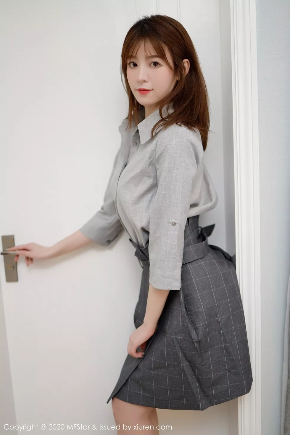 [MFStar模范学院]Vol.424_嫩模Yoo优优四川旅拍灰色职场制服半脱露性感内衣诱惑写真60P