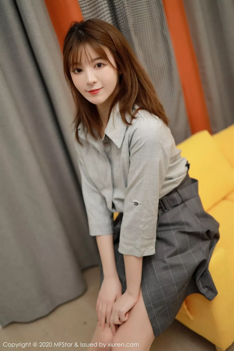[MFStar模范学院]Vol.424_嫩模Yoo优优四川旅拍灰色职场制服半脱露性感内衣诱惑写真60P