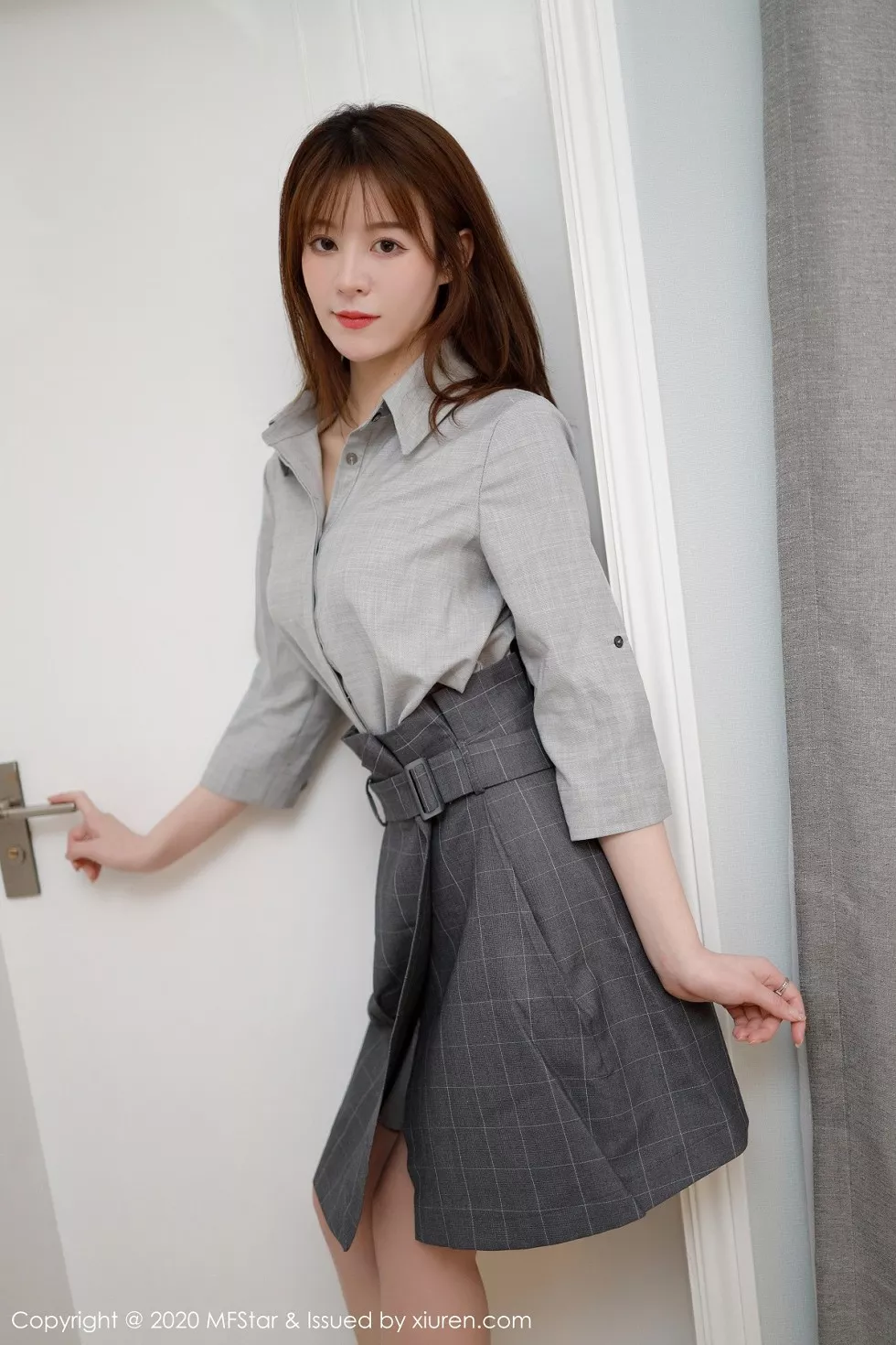 [MFStar模范学院]Vol.424_嫩模Yoo优优四川旅拍灰色职场制服半脱露性感内衣诱惑写真60P