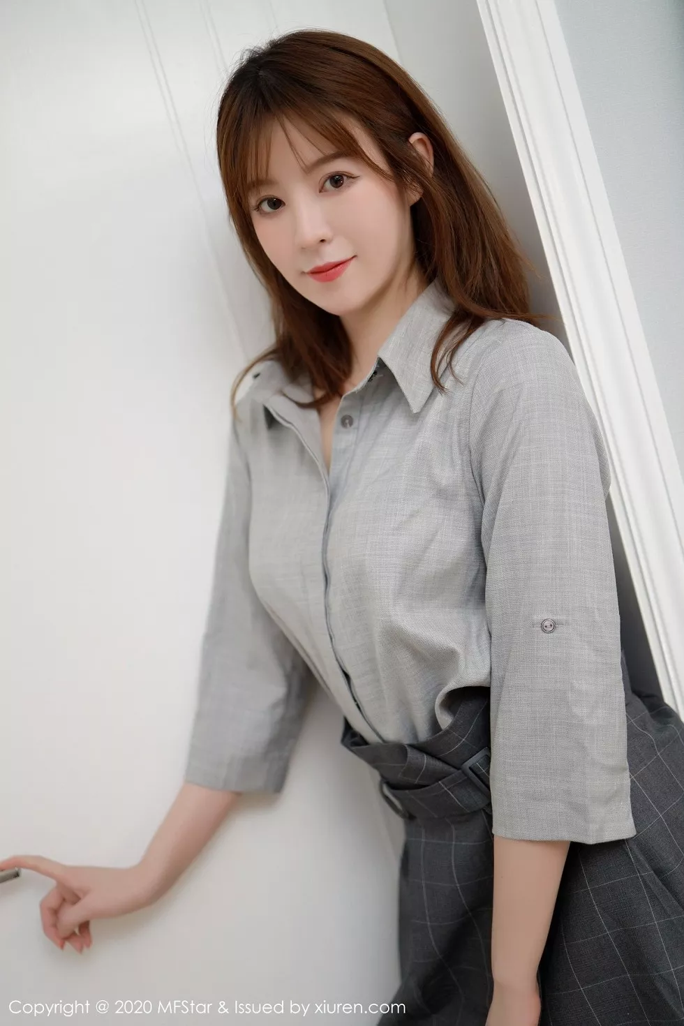 [MFStar模范学院]Vol.424_嫩模Yoo优优四川旅拍灰色职场制服半脱露性感内衣诱惑写真60P