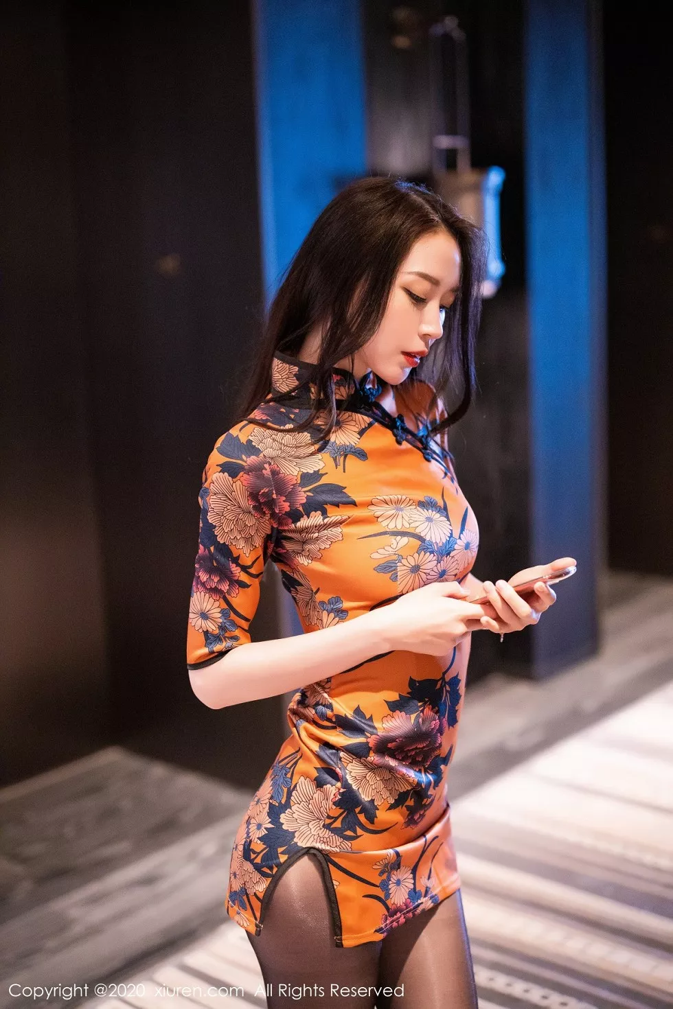 XiuRen第2899期_嫩模梦心月心愿旅拍古韵旗袍配无内黑丝裤袜秀翘臀极致魅惑写真122P