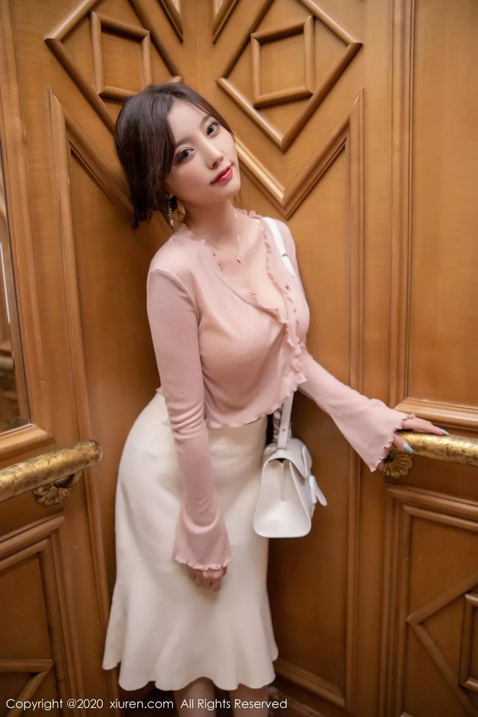 XiuRen第2905期_女神杨晨晨sugar居家私房娇妻主题粉色内衣秀完美身材诱惑写真70P