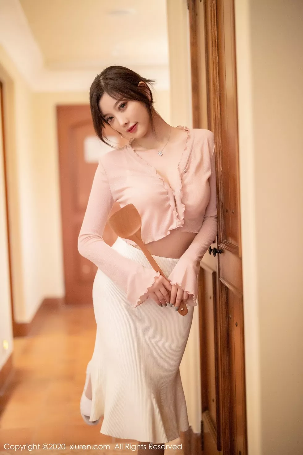 XiuRen第2905期_女神杨晨晨sugar居家私房娇妻主题粉色内衣秀完美身材诱惑写真70P