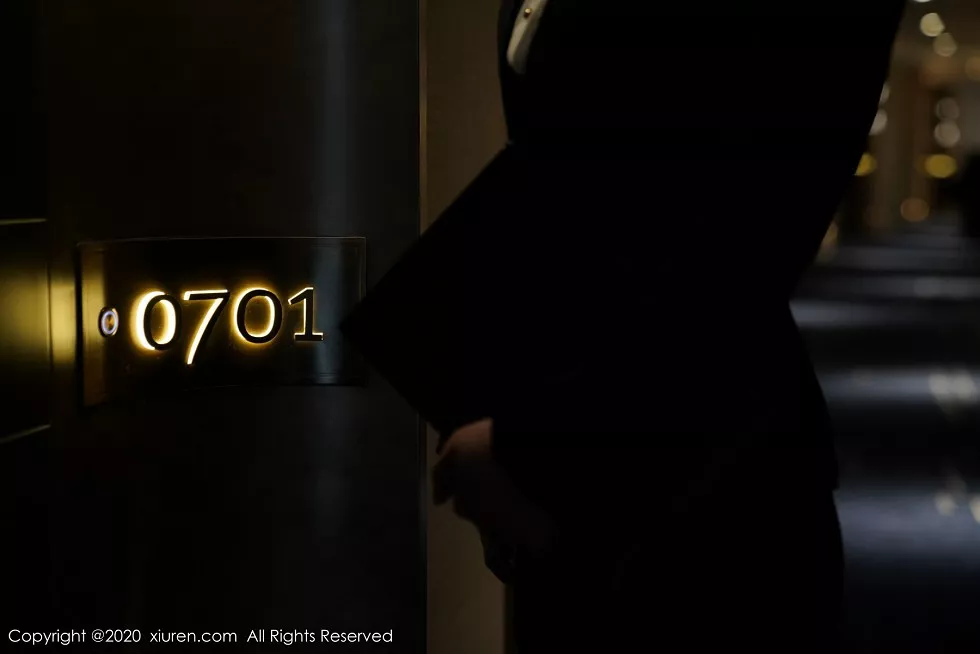 XiuRen第2901期_嫩模fairy如歌剧情主题性感白衬衣配黑短裙浴室湿身诱惑写真100P