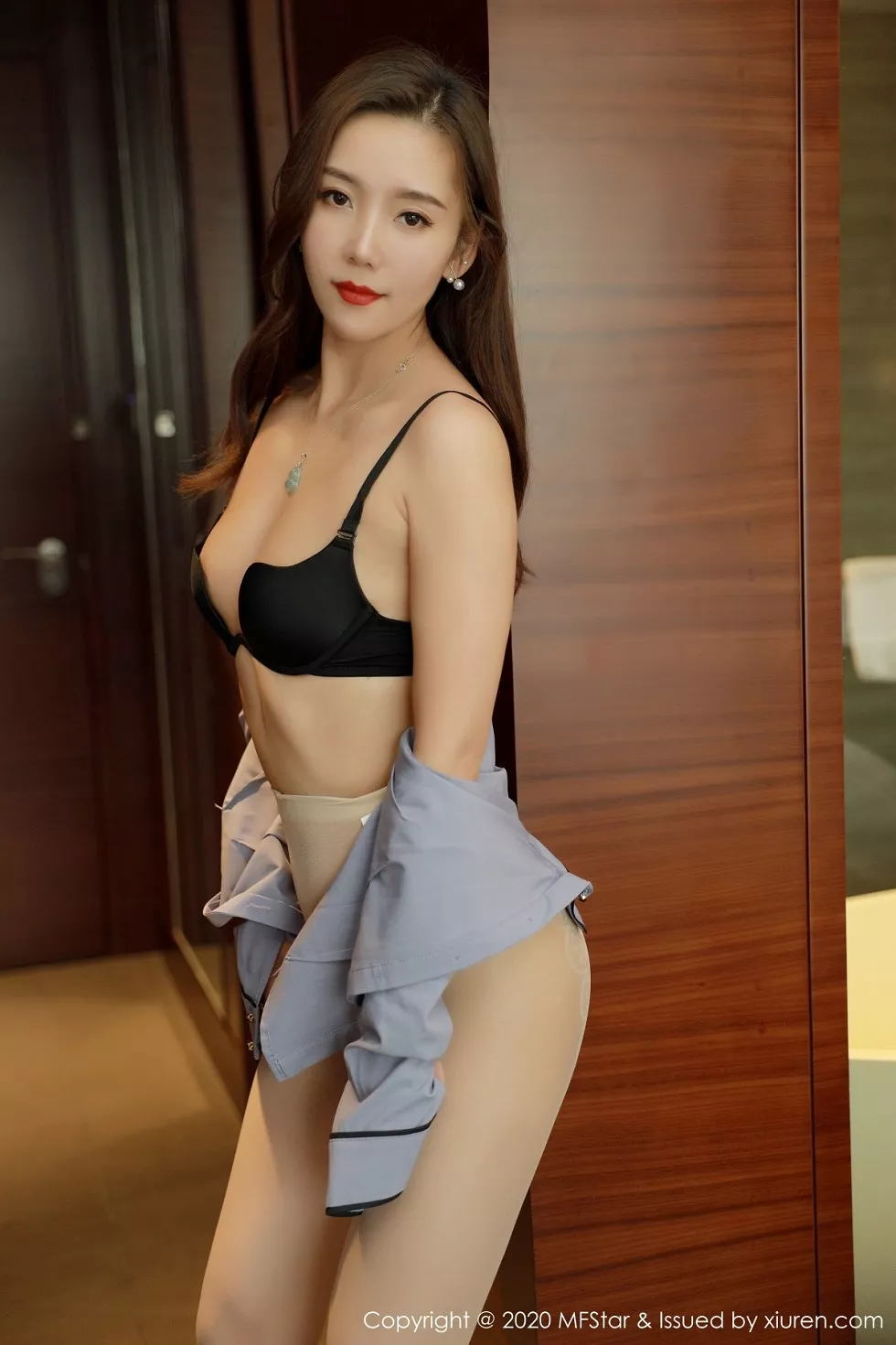 [MFStar模范学院]Vol.425_嫩模艾静香职场职业装主题半脱露无内肉丝秀翘臀诱惑写真44P