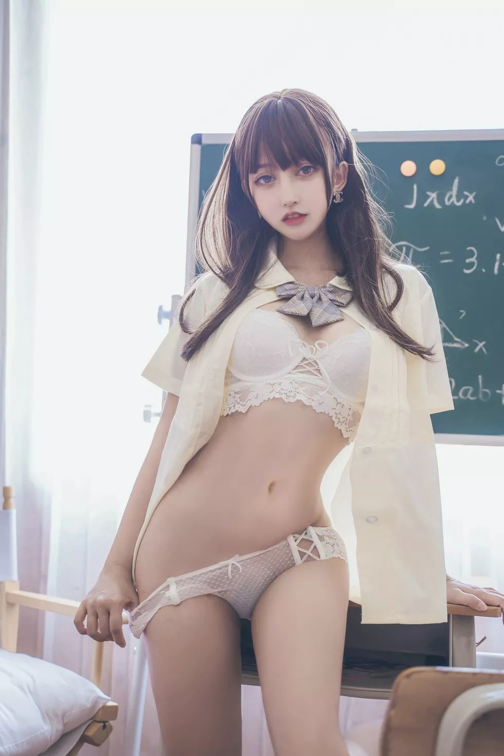斗鱼主播过期米线线喵教室里大尺度半脱露美乳遮点撩人诱惑写真30P