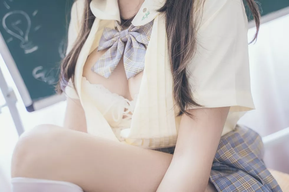 斗鱼主播过期米线线喵教室里大尺度半脱露美乳遮点撩人诱惑写真30P