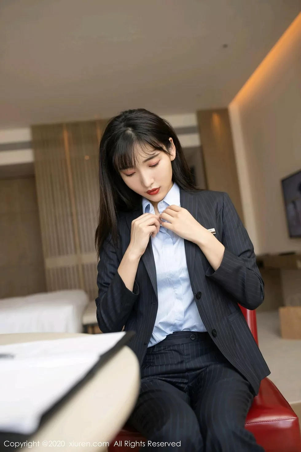 XiuRen第2829期_嫩模陆萱萱银行客户经理主题半脱露酒红色蕾丝内衣迷人诱惑写真80P