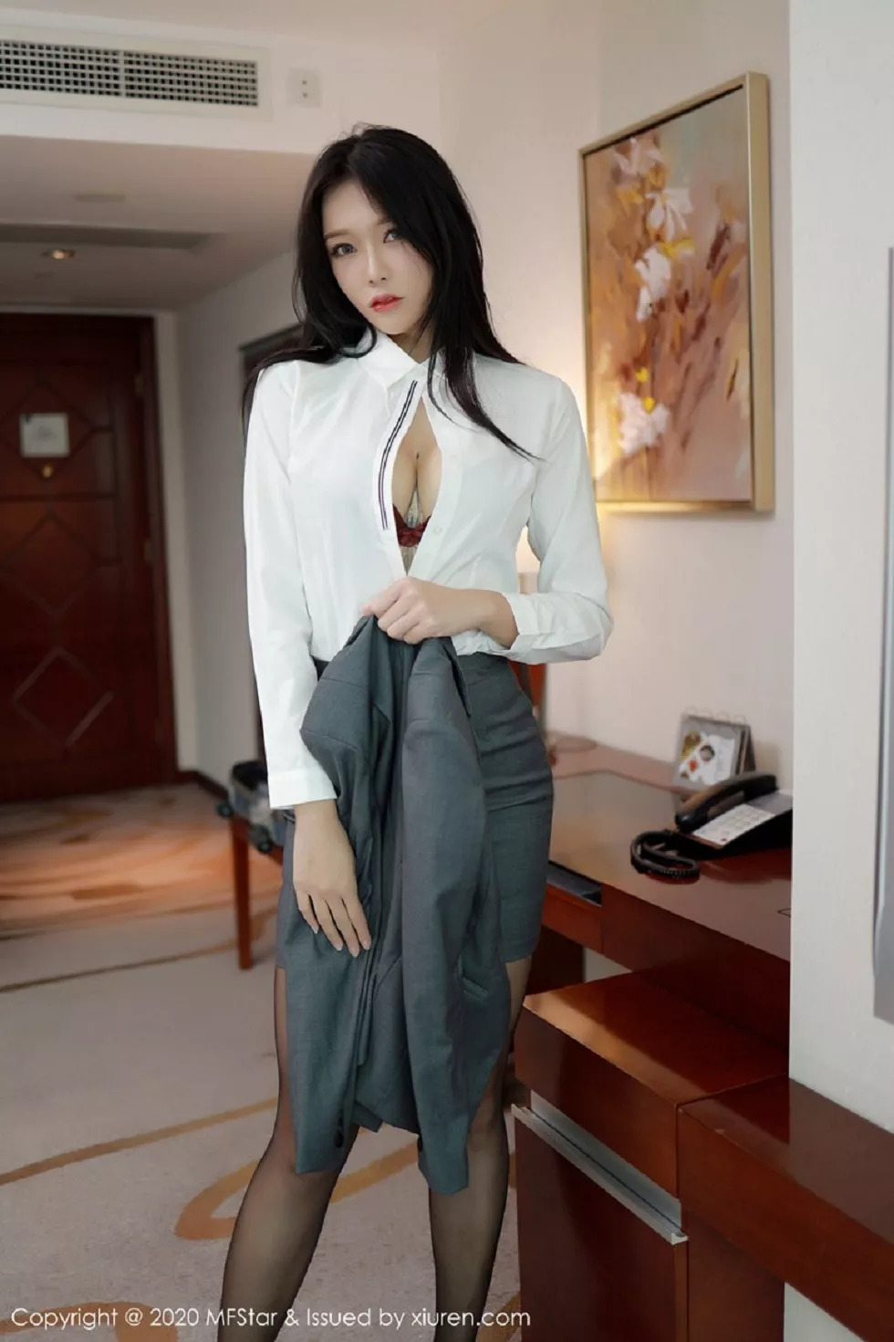 [MFStar模范学院]Vol.426_嫩模娜比职场秘书制服主题半脱露无内黑丝裤袜秀翘臀诱惑写真48P