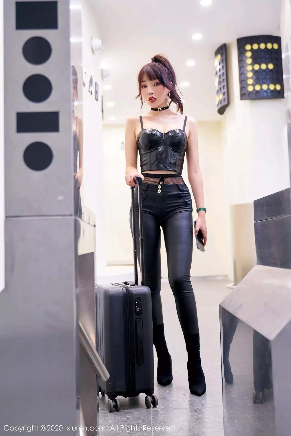 XiuRen第2921期_女神芝芝Booty狂野皮衣不良少女主题情趣黑丝裤袜撩人诱惑写真70P