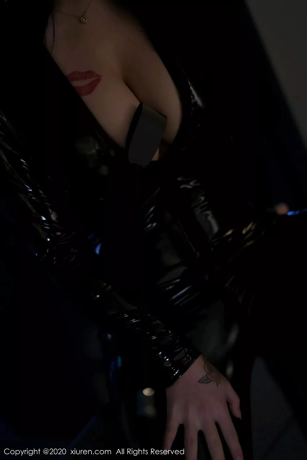 XiuRen第2918期_嫩模美七Mia情趣连体皮衣制服半开露傲人豪乳惹火诱惑写真46P