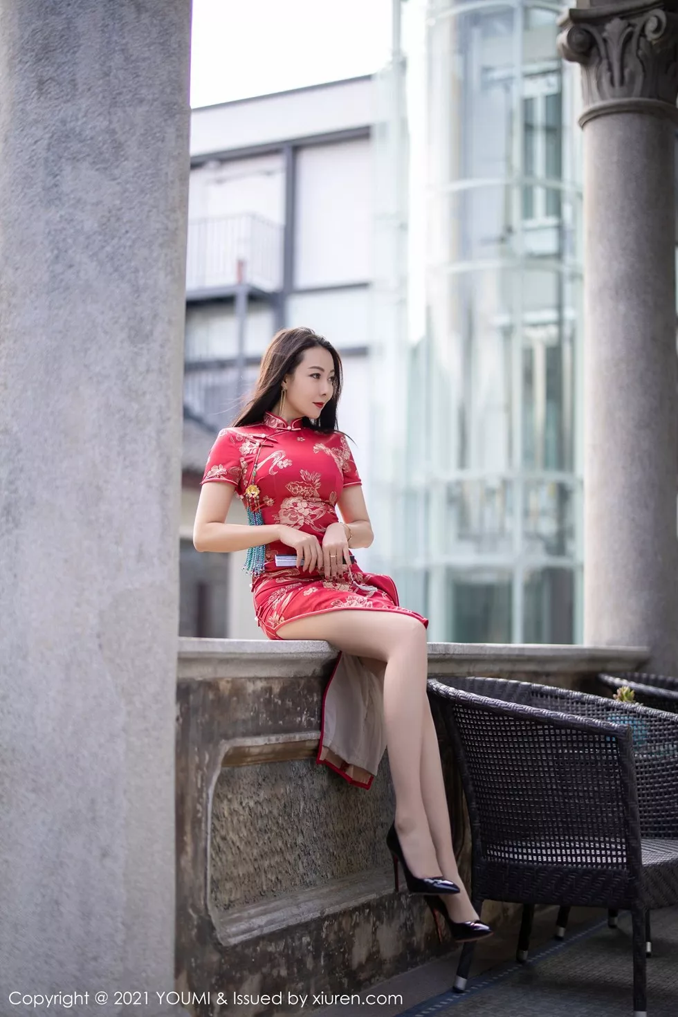 [YouMi尤蜜荟]Vol.598_嫩模果儿Victoria杭州旅拍鲜艳古典旗袍半脱露豪乳诱惑写真45P