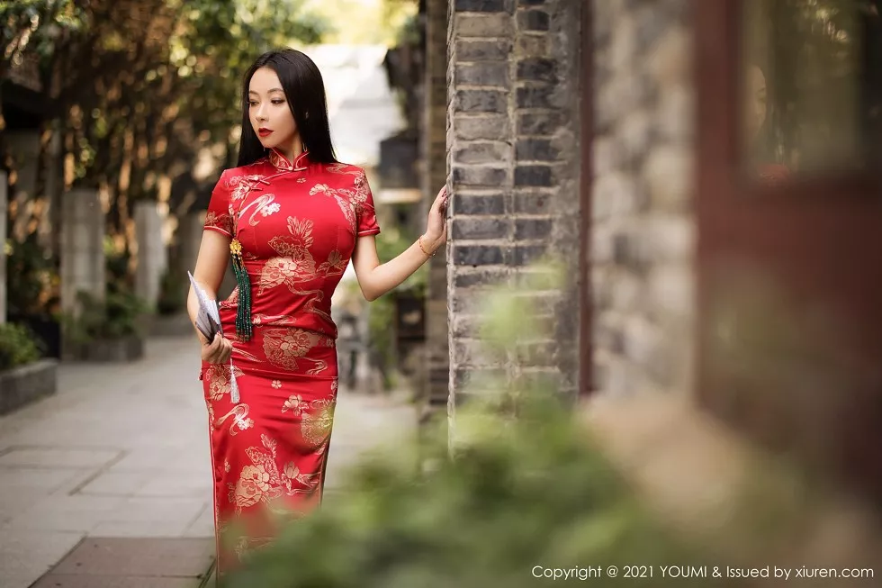 [YouMi尤蜜荟]Vol.598_嫩模果儿Victoria杭州旅拍鲜艳古典旗袍半脱露豪乳诱惑写真45P