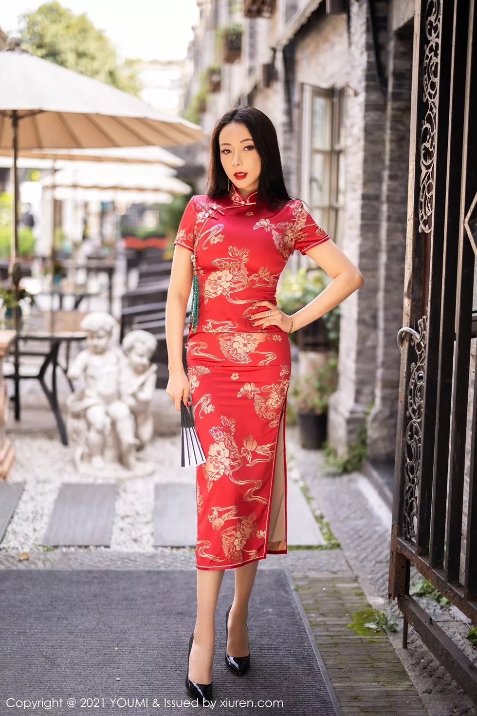 [YouMi尤蜜荟]Vol.598_嫩模果儿Victoria杭州旅拍鲜艳古典旗袍半脱露豪乳诱惑写真45P