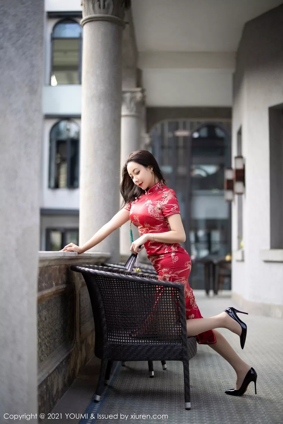 [YouMi尤蜜荟]Vol.598_嫩模果儿Victoria杭州旅拍鲜艳古典旗袍半脱露豪乳诱惑写真45P