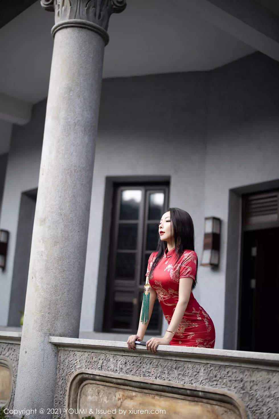 [YouMi尤蜜荟]Vol.598_嫩模果儿Victoria杭州旅拍鲜艳古典旗袍半脱露豪乳诱惑写真45P