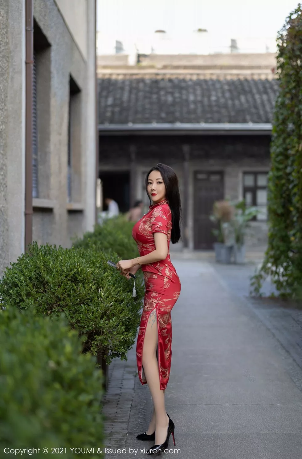 [YouMi尤蜜荟]Vol.598_嫩模果儿Victoria杭州旅拍鲜艳古典旗袍半脱露豪乳诱惑写真45P