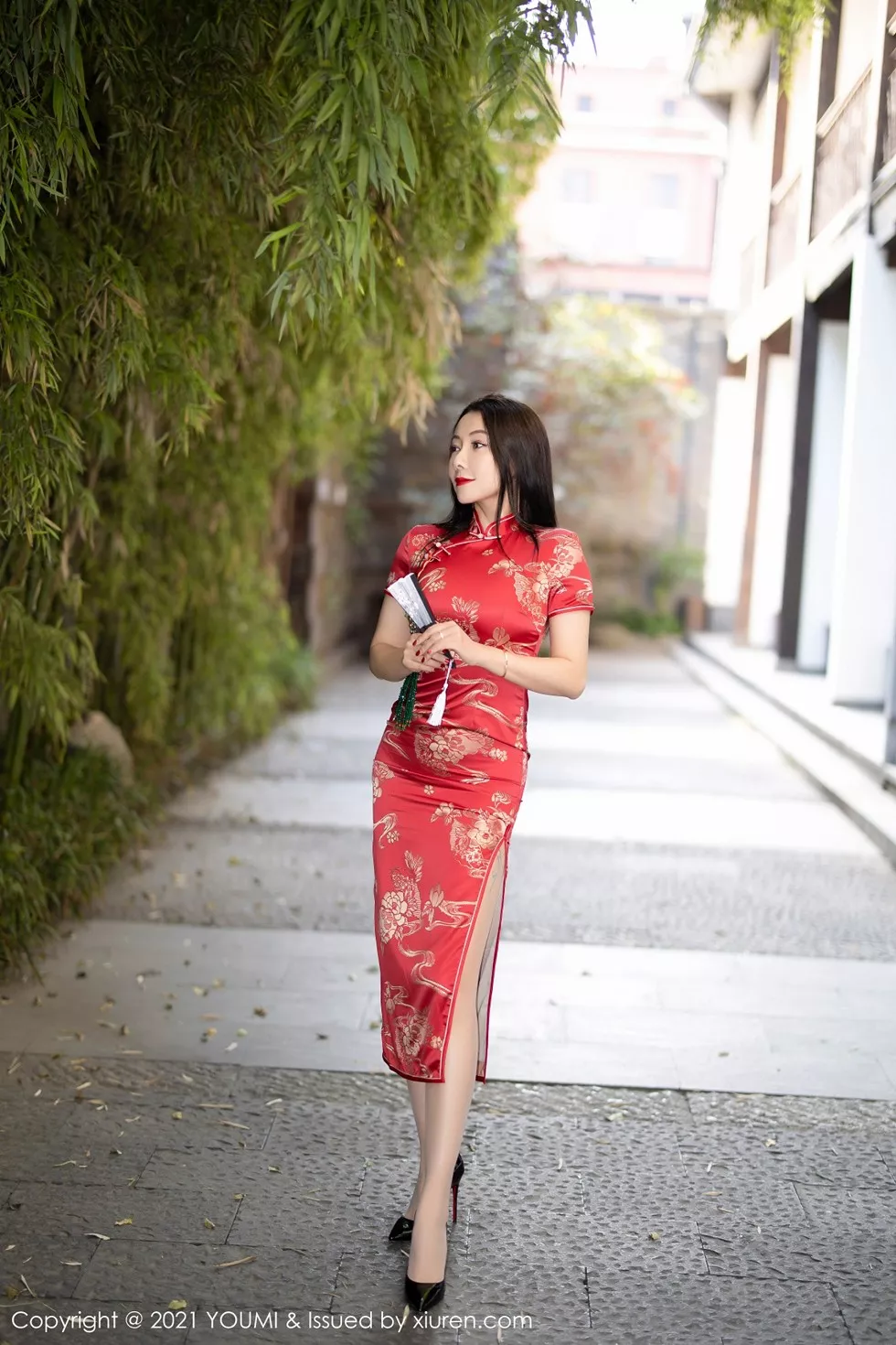 [YouMi尤蜜荟]Vol.598_嫩模果儿Victoria杭州旅拍鲜艳古典旗袍半脱露豪乳诱惑写真45P