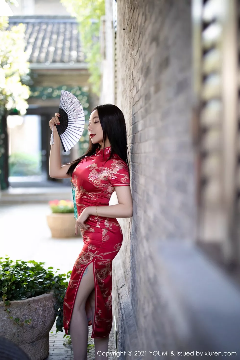 [YouMi尤蜜荟]Vol.598_嫩模果儿Victoria杭州旅拍鲜艳古典旗袍半脱露豪乳诱惑写真45P