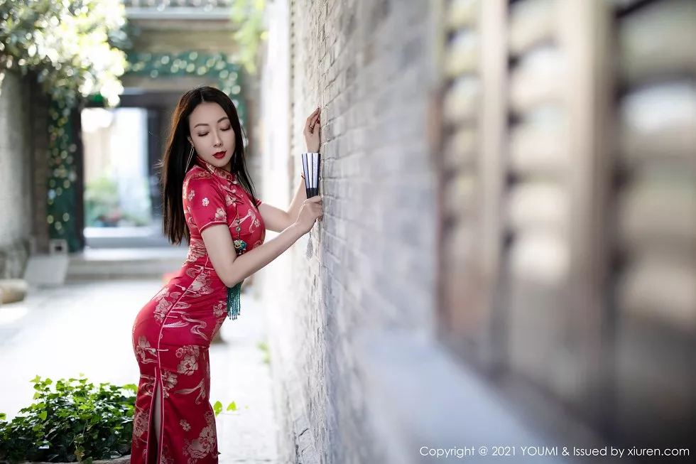 [YouMi尤蜜荟]Vol.598_嫩模果儿Victoria杭州旅拍鲜艳古典旗袍半脱露豪乳诱惑写真45P