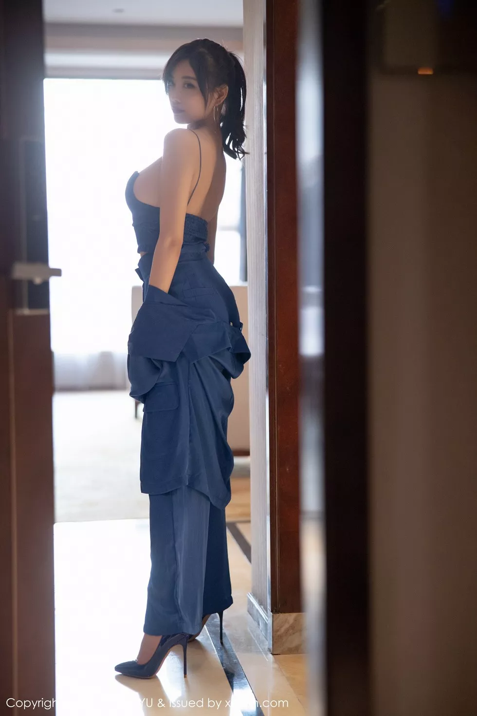 [XiaoYu画语界]Vol.467_女神杨晨晨sugar私房旅拍蓝色西装下丝质吊带配蕾丝内裤诱惑写真98P