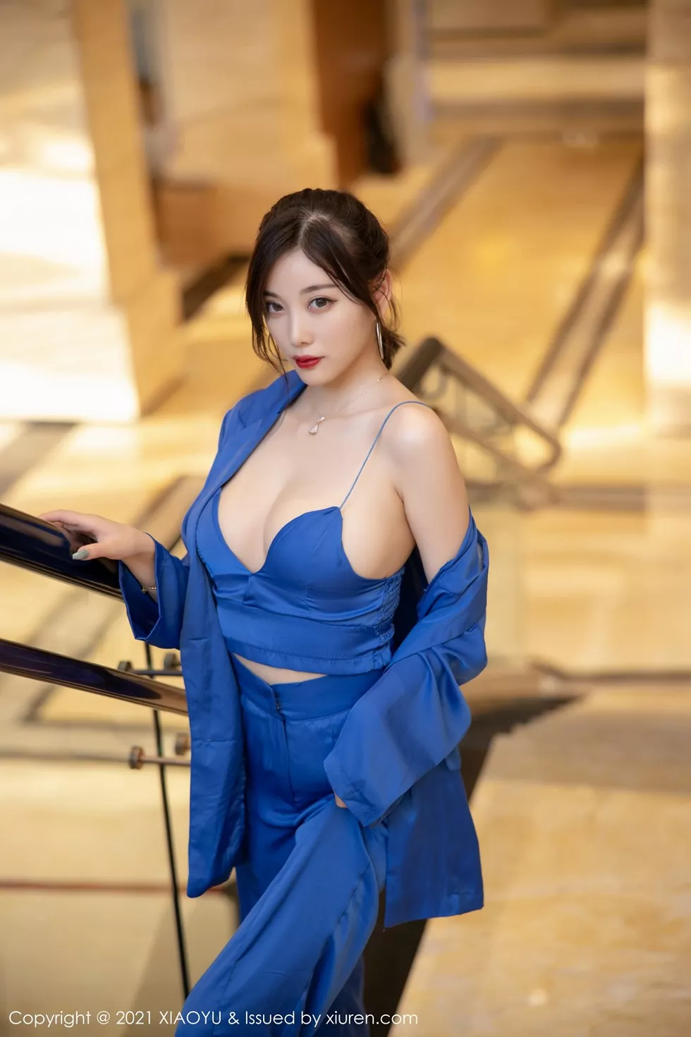 [XiaoYu画语界]Vol.467_女神杨晨晨sugar私房旅拍蓝色西装下丝质吊带配蕾丝内裤诱惑写真98P