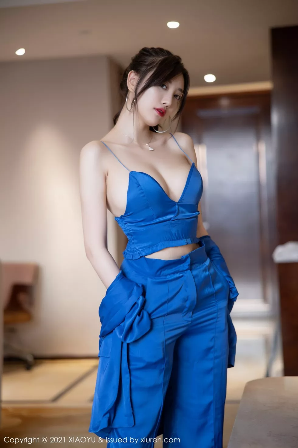 [XiaoYu画语界]Vol.467_女神杨晨晨sugar私房旅拍蓝色西装下丝质吊带配蕾丝内裤诱惑写真98P