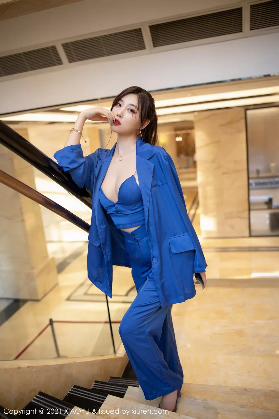 [XiaoYu画语界]Vol.467_女神杨晨晨sugar私房旅拍蓝色西装下丝质吊带配蕾丝内裤诱惑写真98P