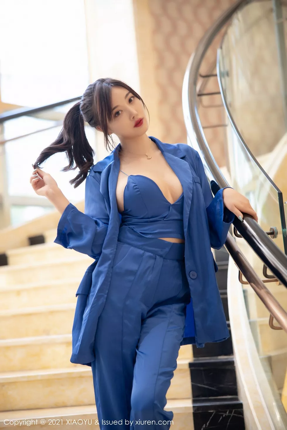 [XiaoYu画语界]Vol.467_女神杨晨晨sugar私房旅拍蓝色西装下丝质吊带配蕾丝内裤诱惑写真98P