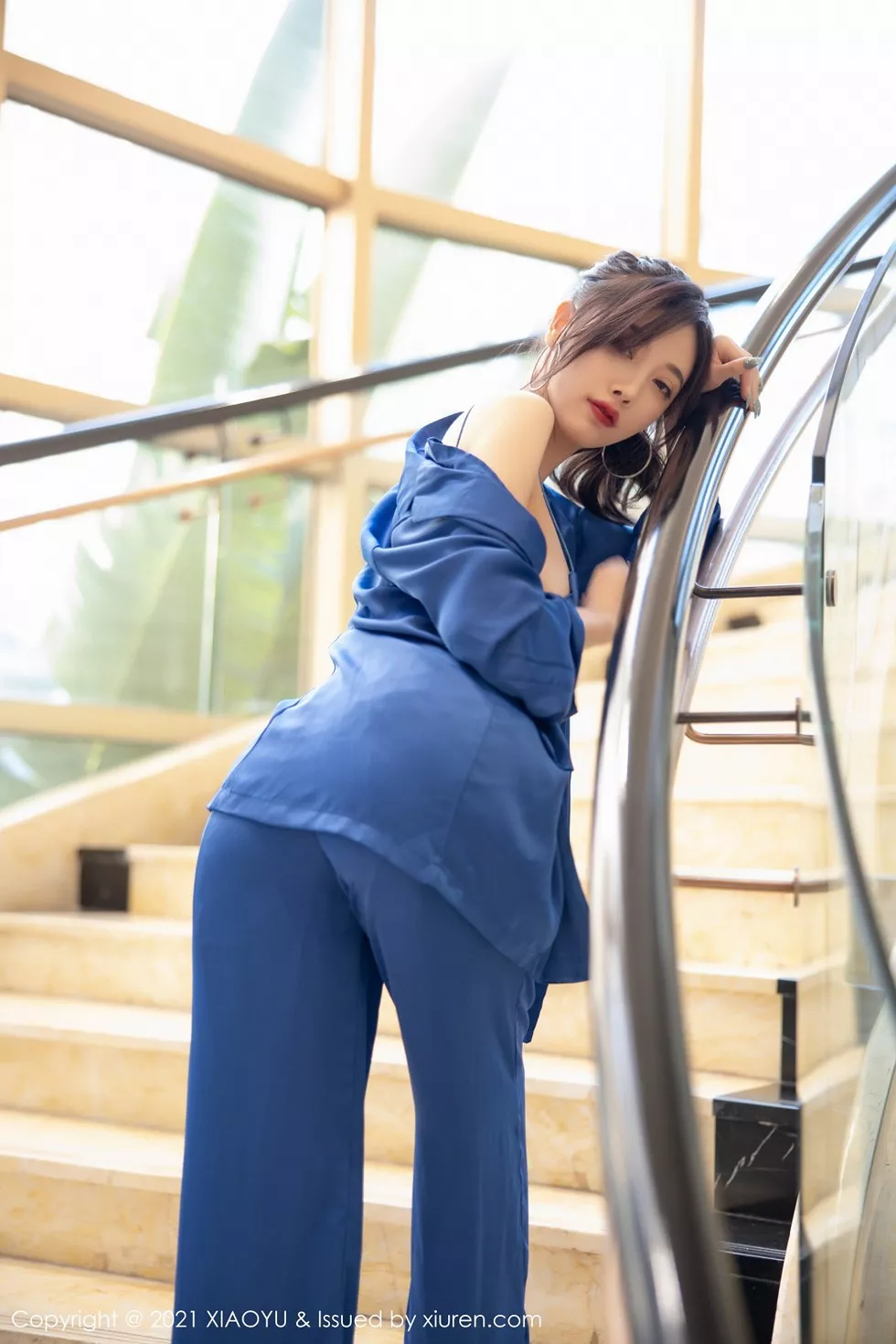 [XiaoYu画语界]Vol.467_女神杨晨晨sugar私房旅拍蓝色西装下丝质吊带配蕾丝内裤诱惑写真98P