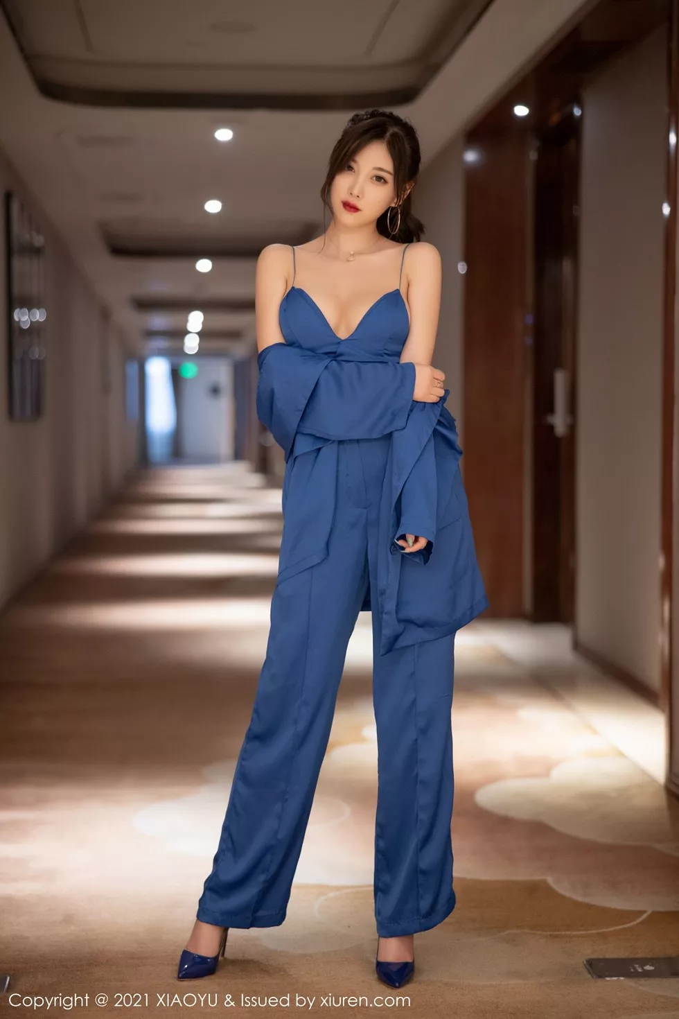 [XiaoYu画语界]Vol.467_女神杨晨晨sugar私房旅拍蓝色西装下丝质吊带配蕾丝内裤诱惑写真98P