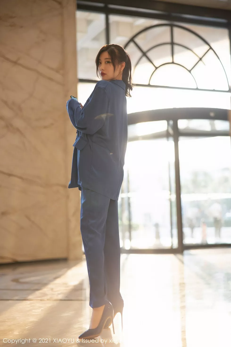 [XiaoYu画语界]Vol.467_女神杨晨晨sugar私房旅拍蓝色西装下丝质吊带配蕾丝内裤诱惑写真98P