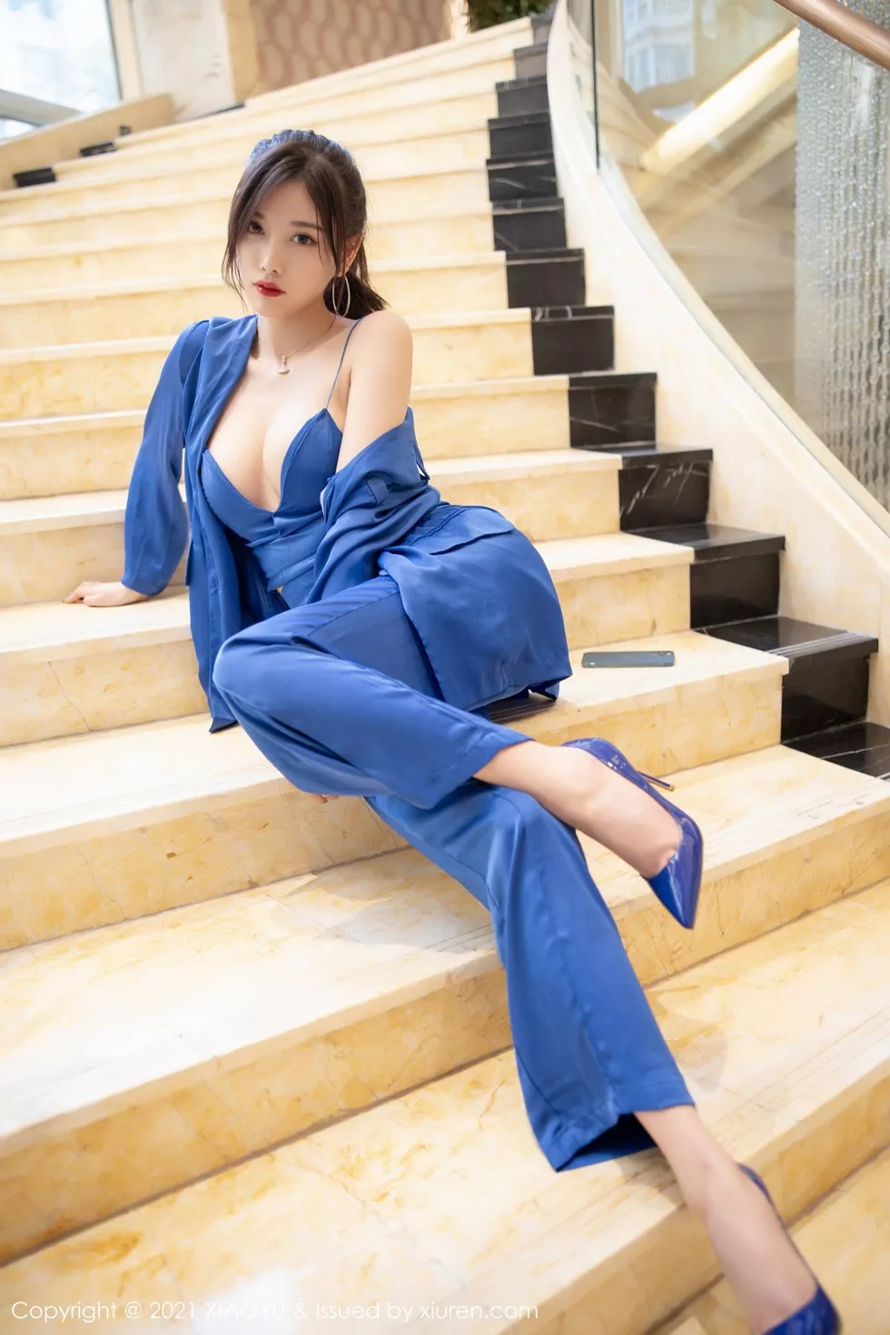 [XiaoYu画语界]Vol.467_女神杨晨晨sugar私房旅拍蓝色西装下丝质吊带配蕾丝内裤诱惑写真98P