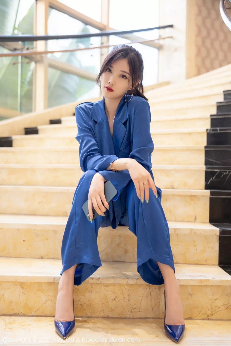 [XiaoYu画语界]Vol.467_女神杨晨晨sugar私房旅拍蓝色西装下丝质吊带配蕾丝内裤诱惑写真98P