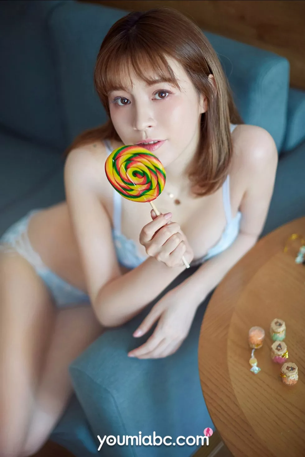 [YouMi尤蜜]Vol.605_嫩模YoYO优优湿润红唇主题私房性感内衣秀完美身材诱惑写真26P