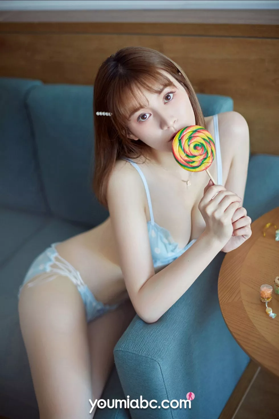 [YouMi尤蜜]Vol.605_嫩模YoYO优优湿润红唇主题私房性感内衣秀完美身材诱惑写真26P